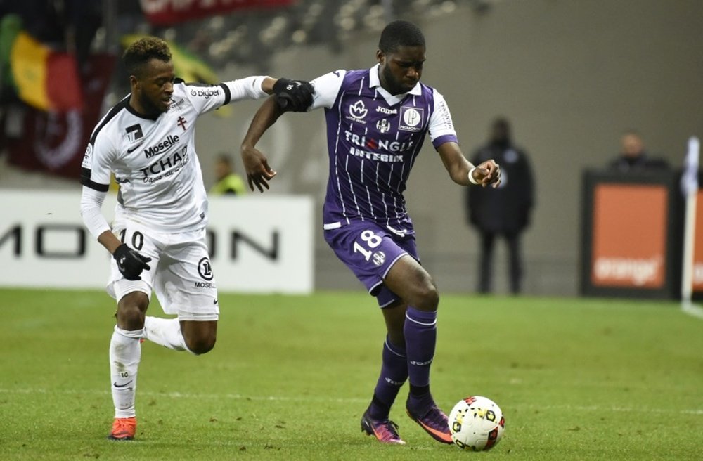 Odsonne Edouard face à l'Ivorien de Metz Cheick Doukouré. AFP
