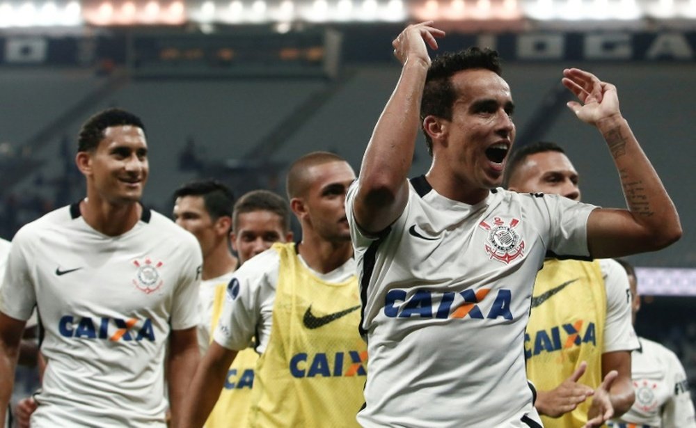 El Corinthians espera mantener el liderato. AFP