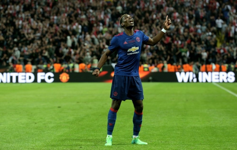 Le milieu de Manchester United Pogba remercie les supporters après la finale de l'Europa League. AFP
