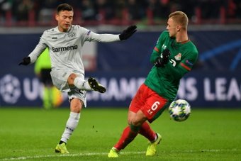 El Bayer Leverkusen no deja salir a Aránguiz. AFP