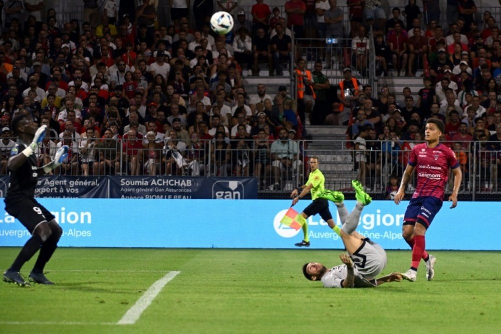 Messi convirtió el primer gol de chilena de su carrera. AFP