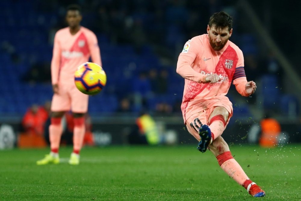 El Barcelona arrasó al Espanyol en otro partido histórico de Messi. AFP
