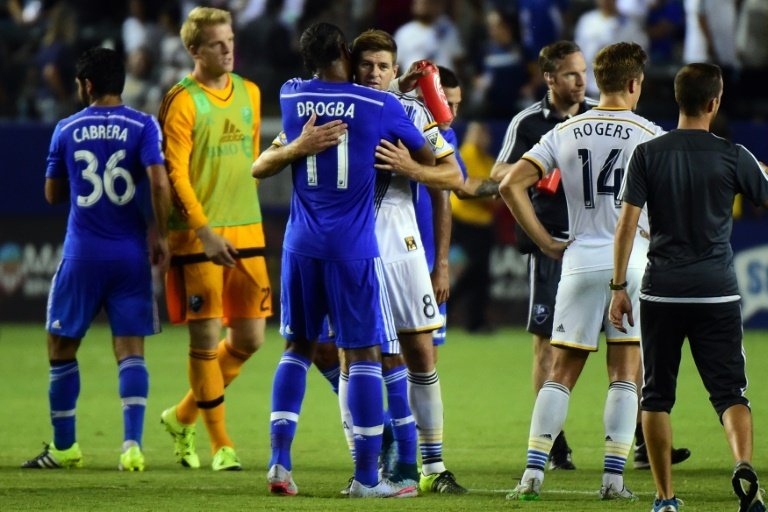 Didier Drogba et Steven Gerrard se saluent à lissue dun match de MLS entre Montréal et LA Galaxy, à Los Angeles le 12 septembre 2015