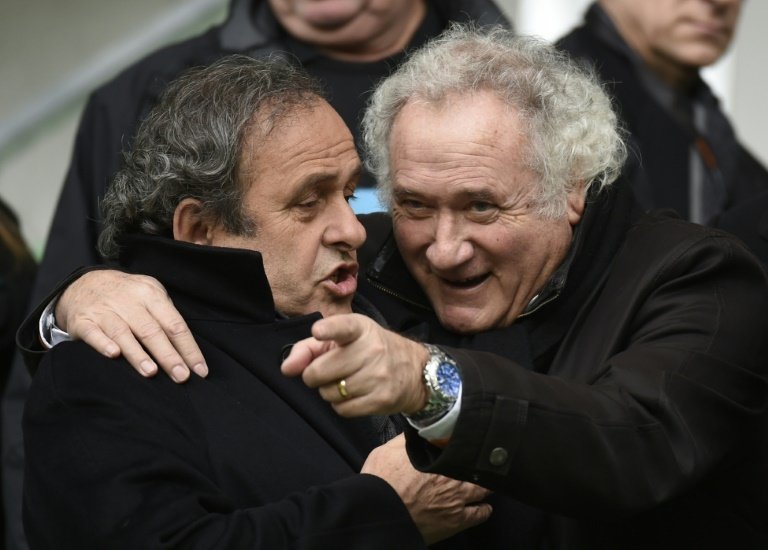 Lancien joueur de Saint-Etienne Hervé Revelli (d) avec Michel Platini, alors président de lUEFA, lors du match de Coupe de France ASSE-AS Nancy Lorraine, le 4 janvier 2015 à Saint-Etienne