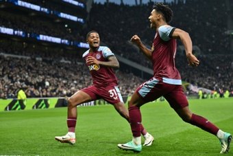 Aston Villa a infligé sa troisième défaite d'affilée à Tottenham (2-1) pour s'installer au pied du podium de la Premier League, dimanche.