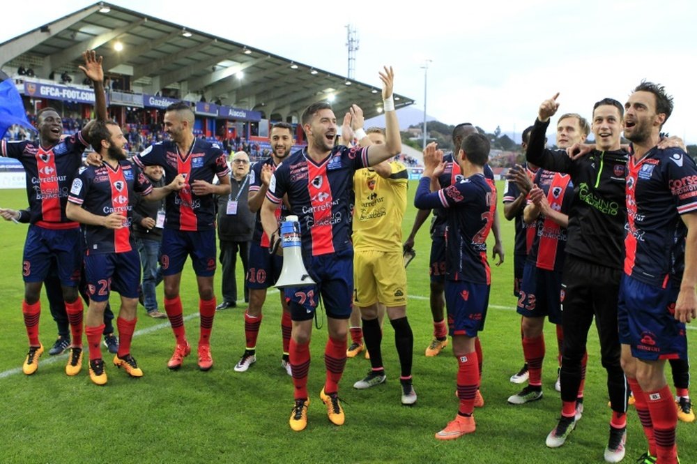 Les joueurs dAjaccio fêtent leur victoire face à Bastia, le 24 avril 2016 au stade Ange Casanova