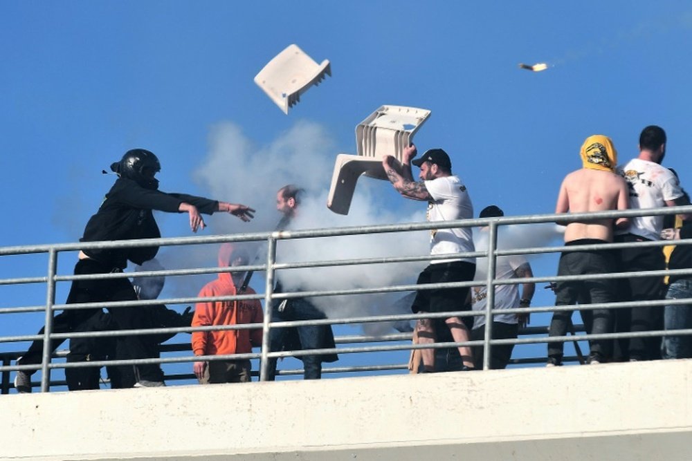Scènes de violences entre supporters du PAOK et ceux de l'AEK Athènes. AFP