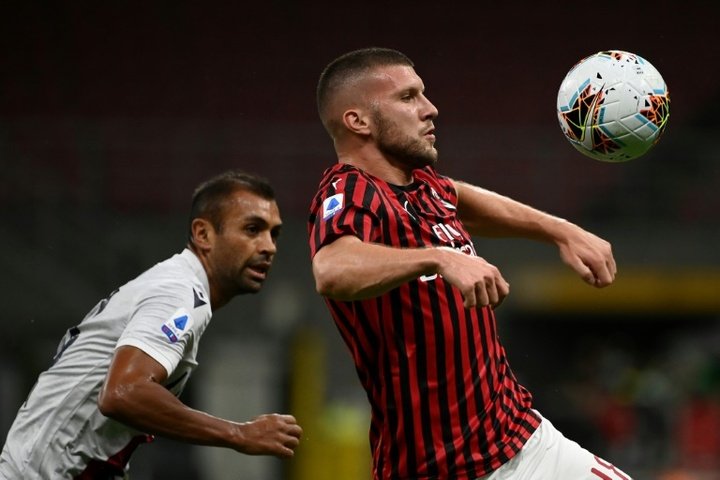 Milan vence e joga a pressão para o pelotão de trás