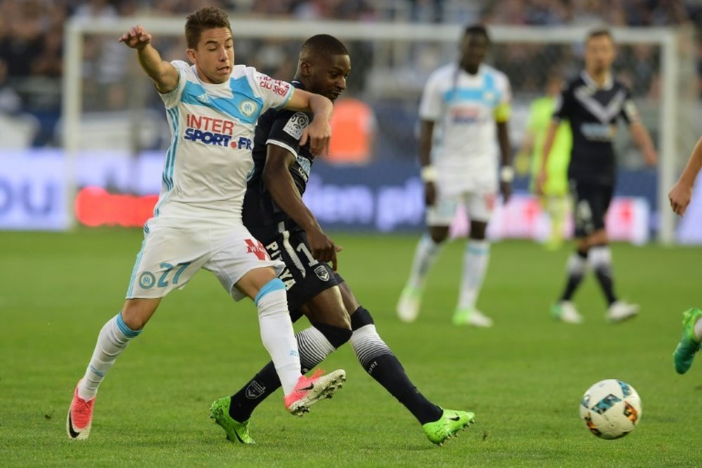 Le milieu de Marseille Maxime Lopez (g) à la lutte avec celui de Bordeaux Younousse Sankhare. AFP