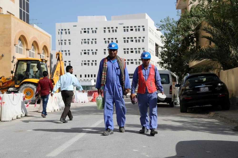 Des travailleurs étrangers près d'un site de construction, à Doha au Qatar, le 6 décembre 2016. AFP