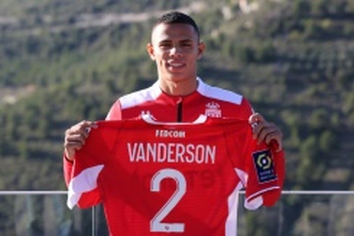 O jogador brasileiro do Mónaco, Vanderson, posa com a camisa numero 2.AFP