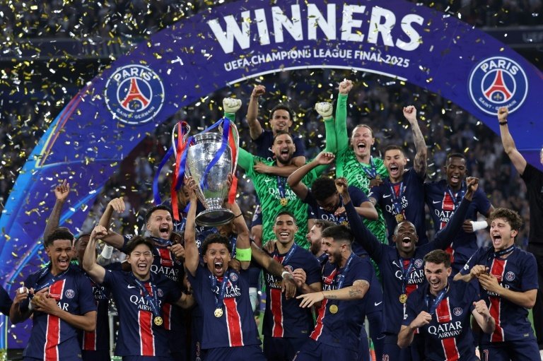 Le défenseur parisien Marquinhos soulève la Ligue des champions. AFP