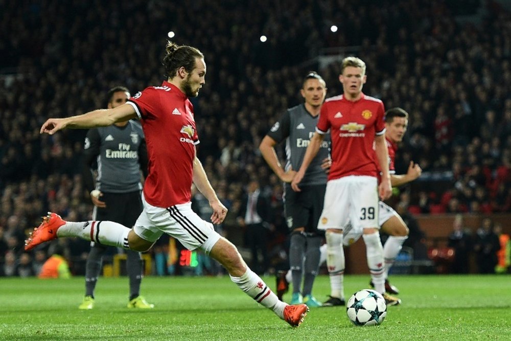 Daley Blind marque un penalty pour Manchester United. AFP