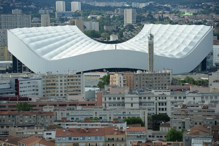 Plusieurs stades et compétitions sportives ont adopté cette méthode de parrainage, en sassociant au nom dentreprises qui les mécènent