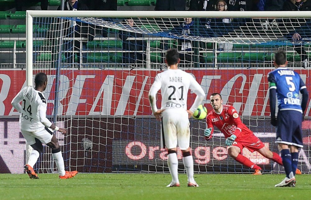 Fallou Diagne, défenseur du Stade Rennais, transforme un penalty face à Troyes, le 16 janvier 2016 au Stade de lAube