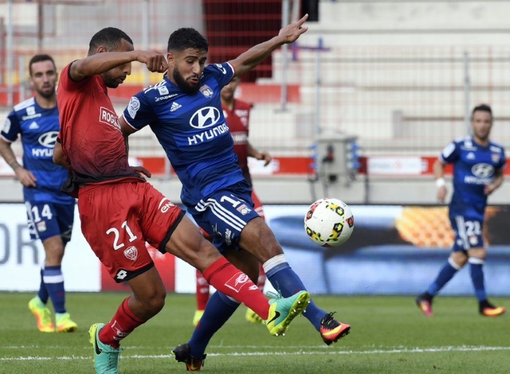 Nabil Fekir à la lutte avec le défenseur de Dijon Yunis Abdelhamid au stade Gaston-Gérard. AFP
