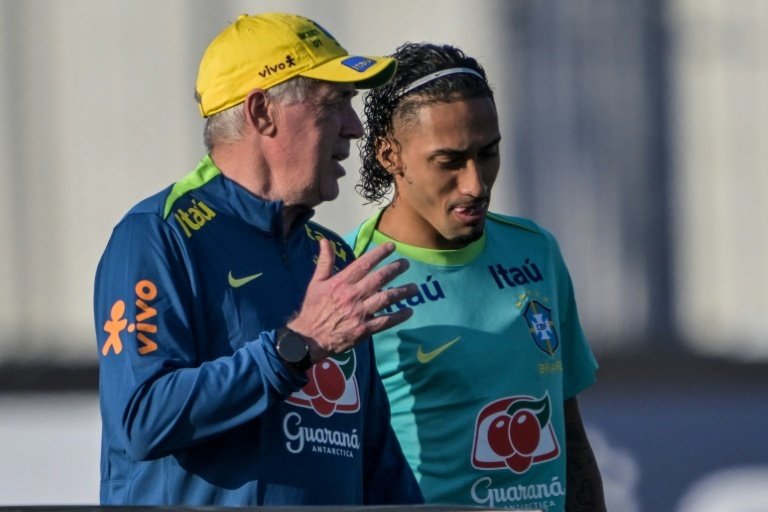 A longa conversa de Ancelotti no último treino do Brasil antes de enfrentar o Paraguai. EFE