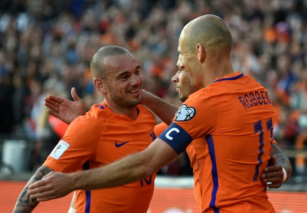 Sneijder et Robben, lors du match de qualification au Mondial-2018 contre le Luxembourg. AFP