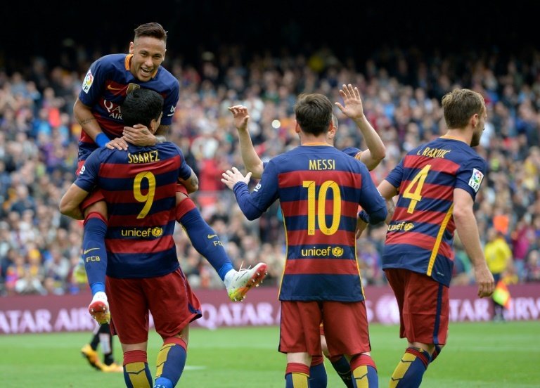 Les joueurs de Barcelone Neymar, Luis Suarez, Lionel Messi et Ivan Rakitic (de gauche à droite) célèbrent un but marqué contre lEspanyol Barcelone en championnat dEspagne le 8 mai 2016 au Camp Nou