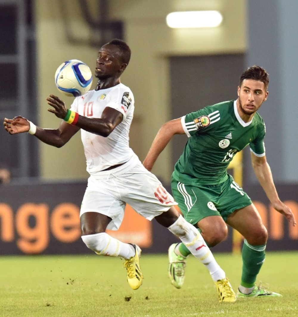 L'Algérien Saphir Taïder à la lutte avec le Sénégalais Sadio Mane lors de la CAN-2015. AFP