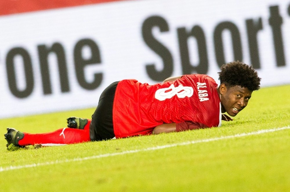 Le défenseur de l'Autriche David Alaba, blessé, est allongé sur la pelouse. AFP