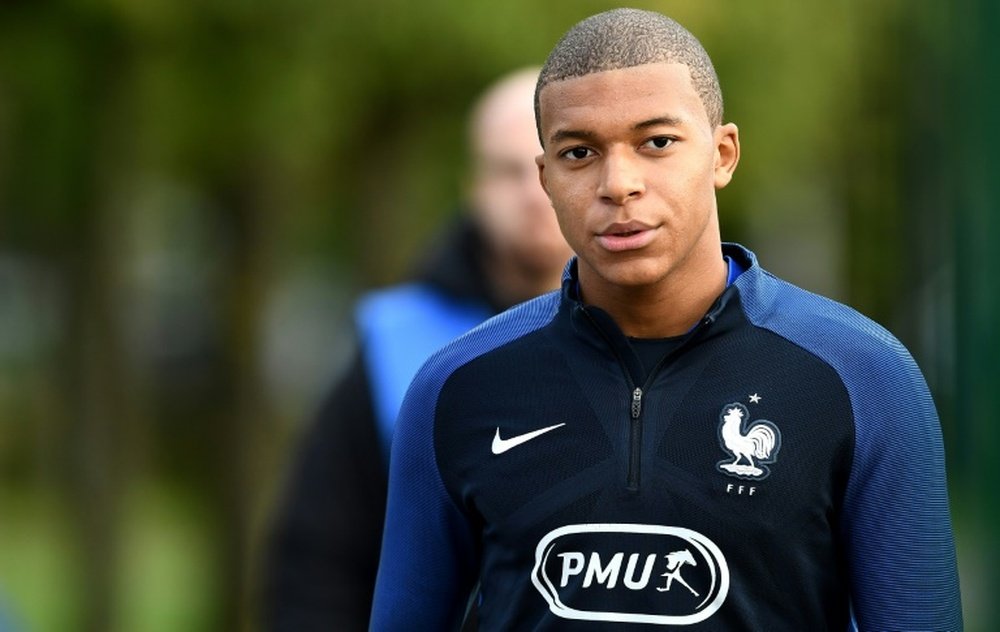 L'attaquant français Kylian Mbappé lors d'un entraînement, le 2 octobre 2017 à Clairefontaine. AFP