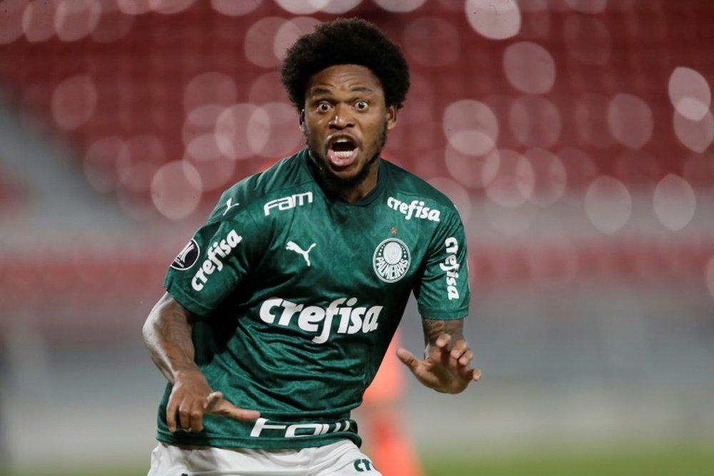 Luiz Adriano vem sendo alvo de clubes interessados em tirá-lo do Palmeiras. AFP