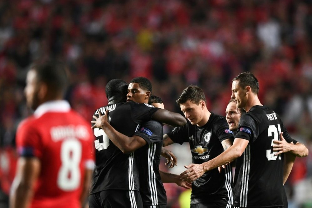 L'attaquant de Manchester United Marcus Rashford (2e G) félicité par ses coéquipiers . AFP