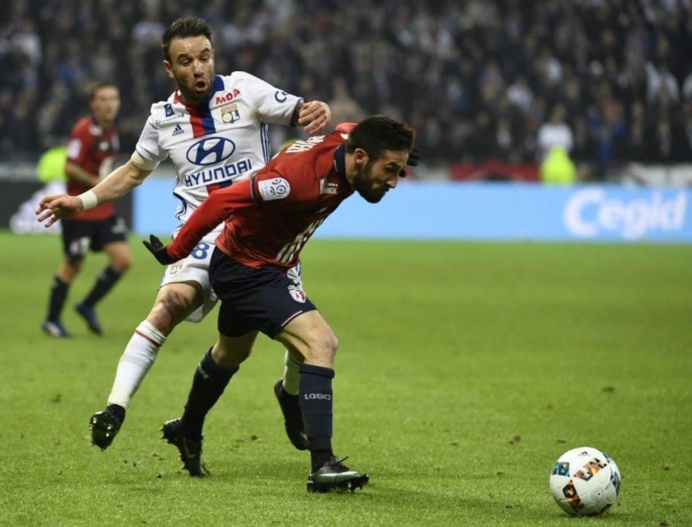 L'attaquant de Lyon Mathieu Valbuena aux prises avec le défenseur lillois Julian Palmieri. AFP