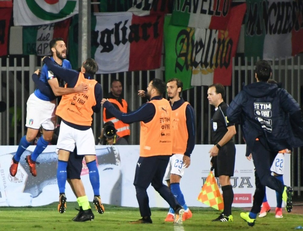 Antonio Candreva saute de joie avec les remplaçants de l'Italie après avoir inscrit le but. AFP