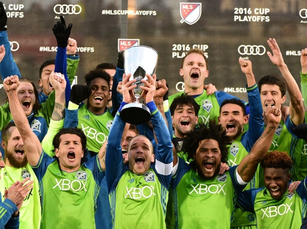 COMMERCE CITY, CO - NOVEMBER 27: Osvaldo Alonso #6 of Seattle Sounders holds up the MLS Western Conference Trophy after defeating the Colorado Rapids 1-0 at Dicks Sporting Goods Park on November 27, 2016 in Commerce City, Colorado. Harry How/Getty Images/AFPCOMMERCE CITY, CO - NOVEMBER 27: Osvaldo Alonso #6 of Seattle Sounders holds up the MLS Western Conference Trophy after defeating the Colorado Rapids 1-0 at Dicks Sporting Goods Park on November 27, 2016 in Commerce City, Colorado. Harry How/Getty Images/AFP