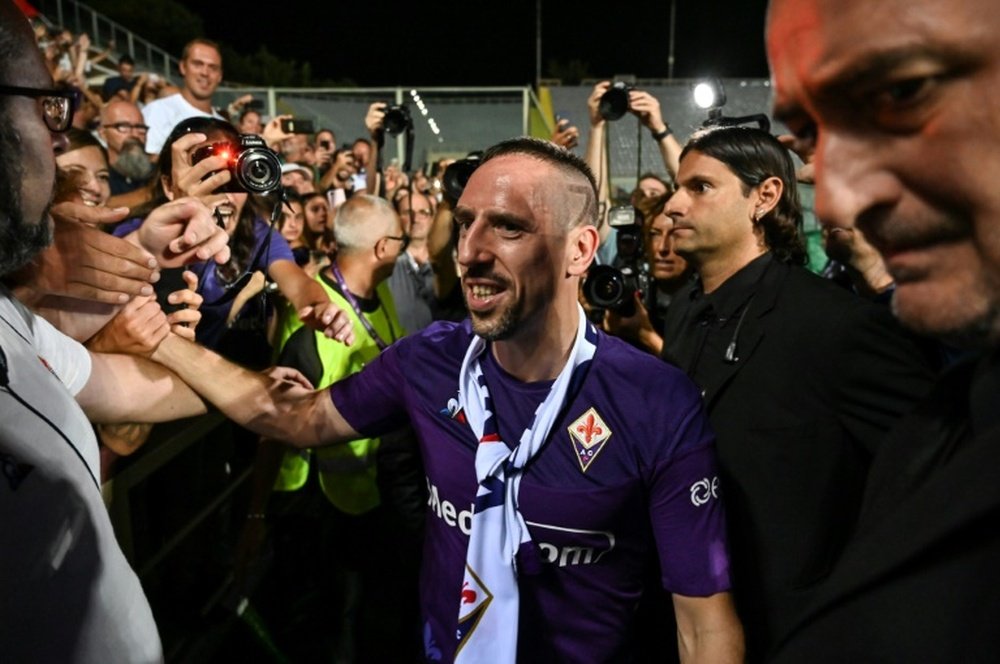Franck Ribéry salue des supporters de la Fiorentina le 22 août 2019 au stade Artemio Franchi de Florence