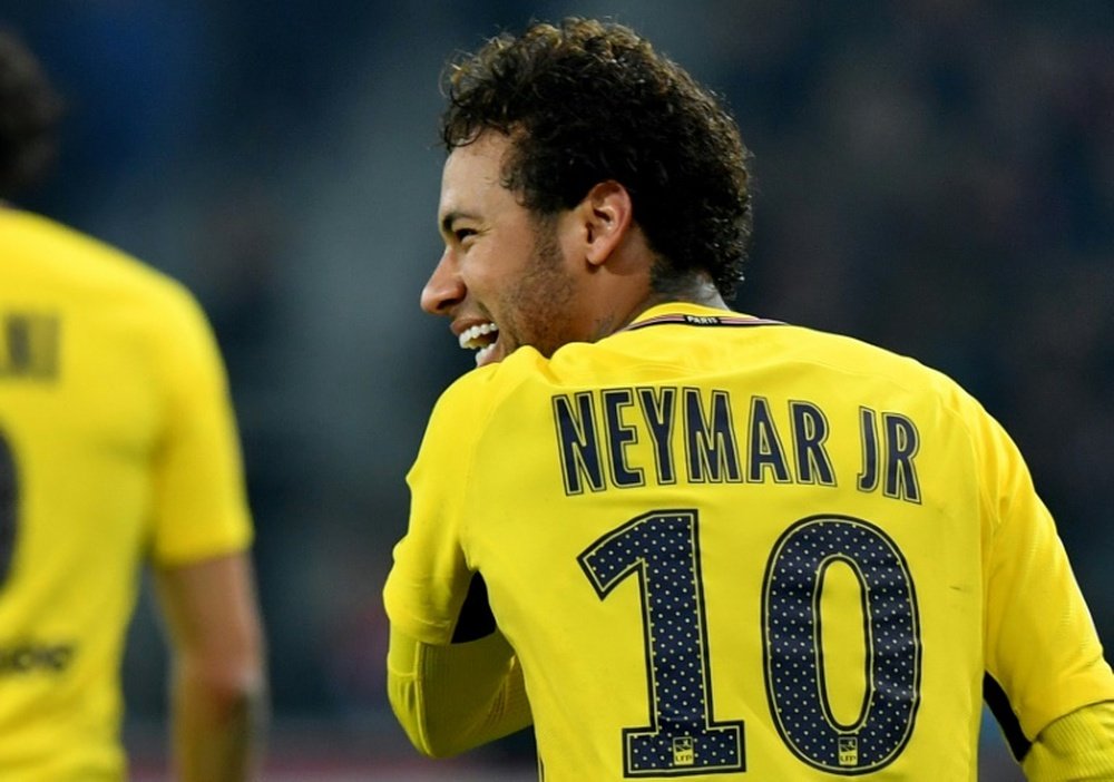 Neymar celebra sus 26 años por todo lo alto. AFP