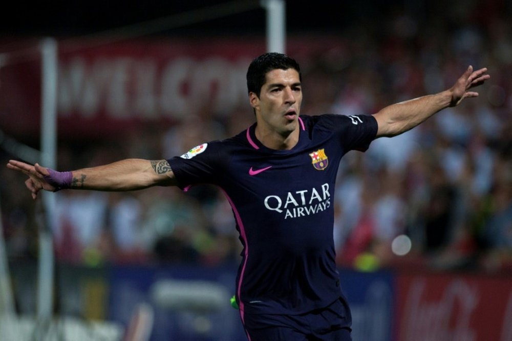 Barcelona venceu o Espanyol por 3-0, com dois gols de Suárez. AFP