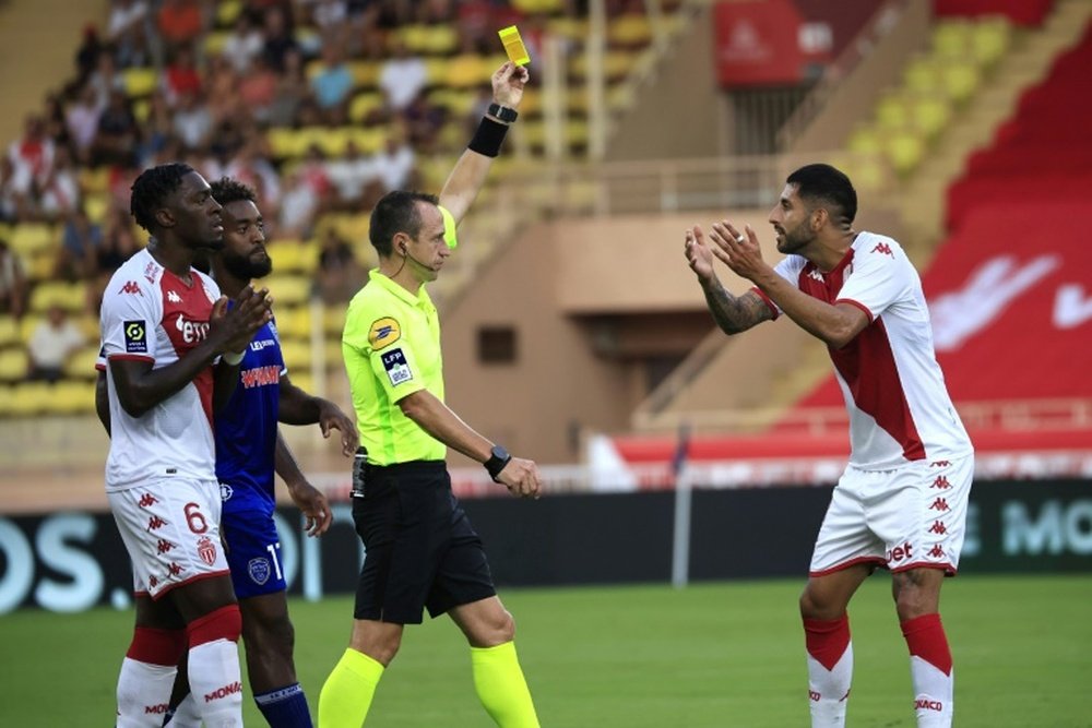 L'arbitre de Lyon-Nantes va être équipé d'un micro. AFP