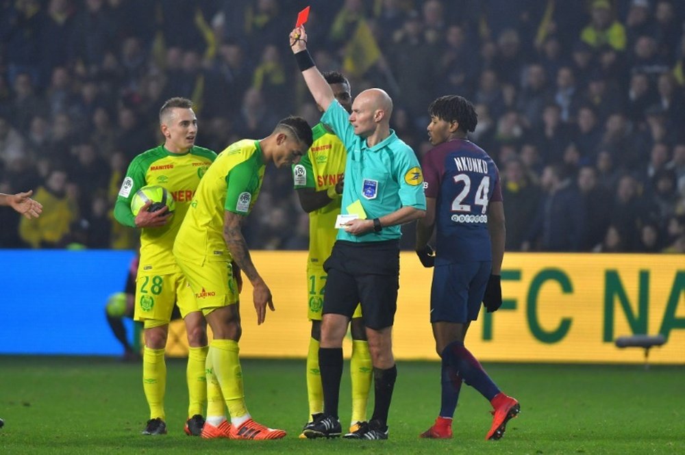 Chapron no arbitrará más en la Ligue 1. AFP