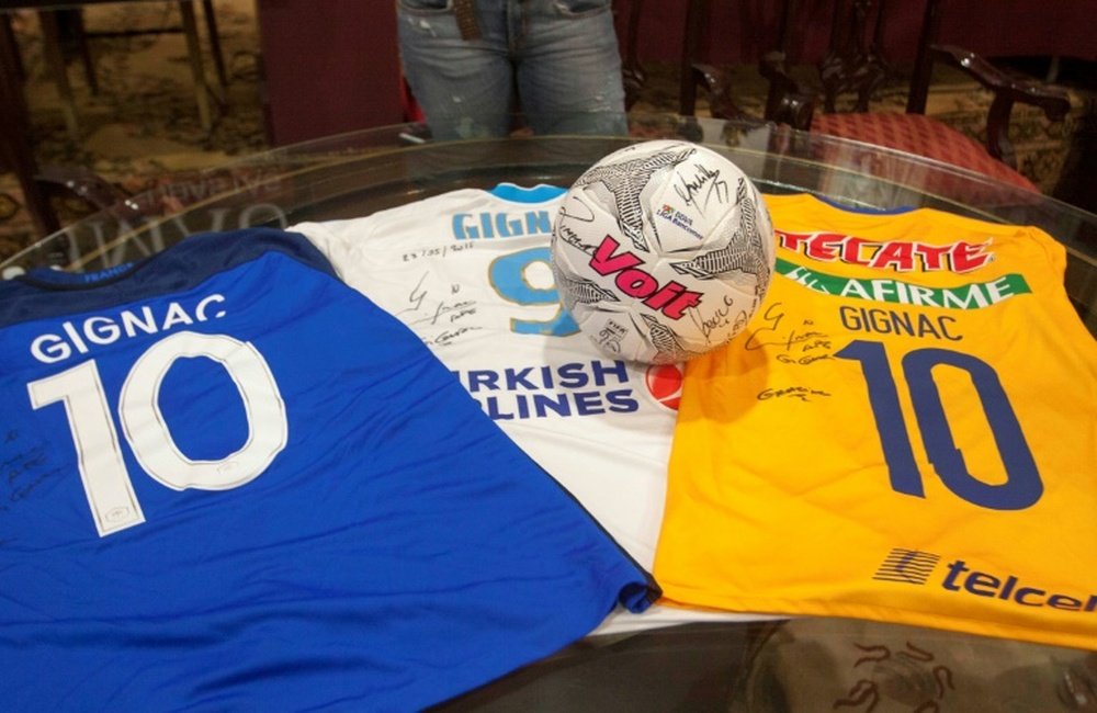 Des maillots dAndré-Pierre Gignac dédicacés et proposés à la vente aux enchères à Monterrey. AFP