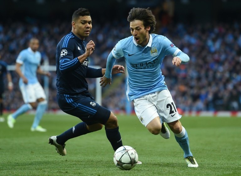 Le milieu de Manchester City David Silva face à Casemiro du Real Madrid en Ligue des champions. AFP