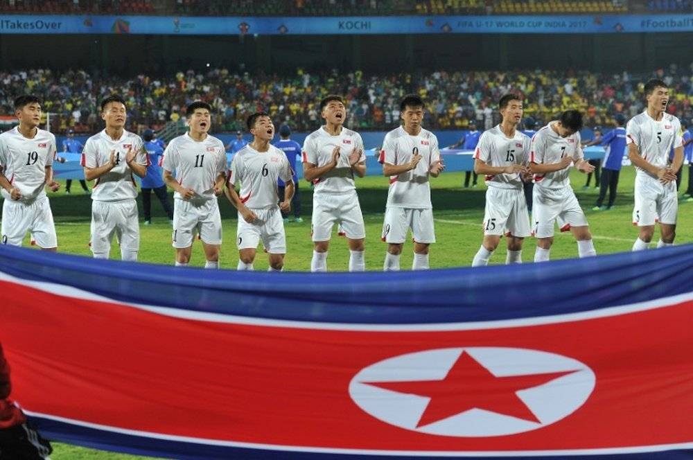 Les joueurs de Corée du Nord applaudissent leur hymne avant la rencontre face au Niger. AFP