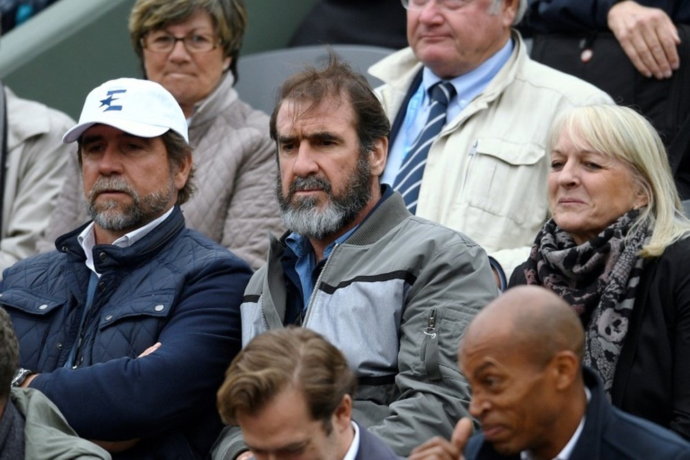 Eric Cantona (c) à Roland Garros, le 3 juin 2016 à Paris. AFP