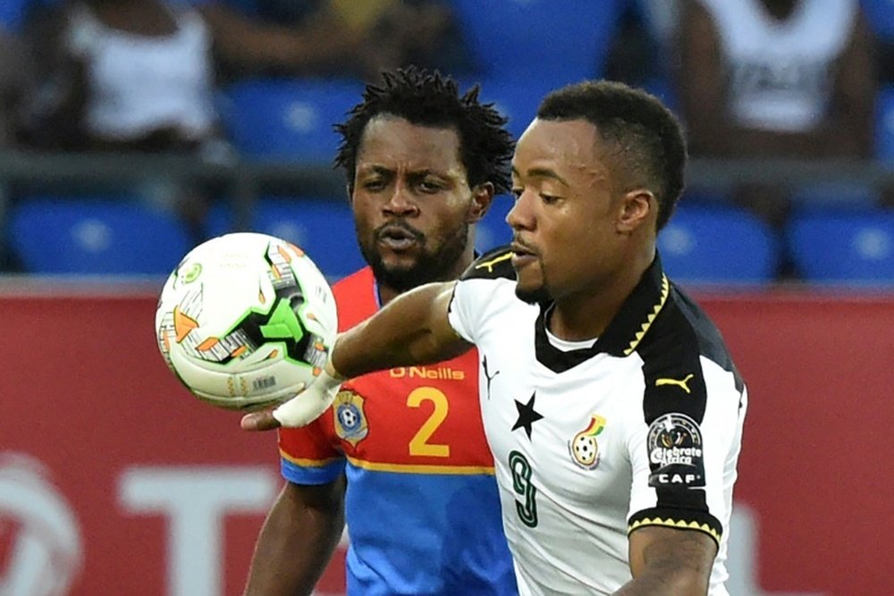 L'attaquant ghanéen Jordan Ayew (d) lors dun match de la CAN face à la RD Congo. AFP