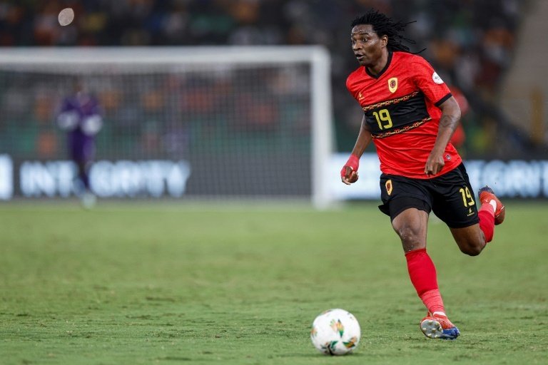 A seleção angolana de futebol, conhecida como os 'Palancas Negras', partiu hoje para Benghazi, onde enfrentará a seleção da Líbia em um jogo crucial pelas eliminatórias da Copa do Mundo. A equipe realizará um treino de reconhecimento no Estádio Mártires de Benina, local do jogo, esta noite. Veja a provável escalação da equipe de Pedro Gonçalves.