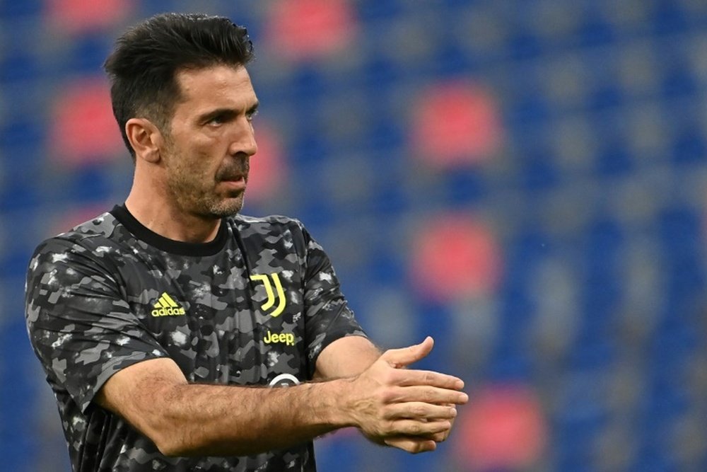 Buffon deixou claro que só quer jogar se for em algum desses três gigantes. AFP