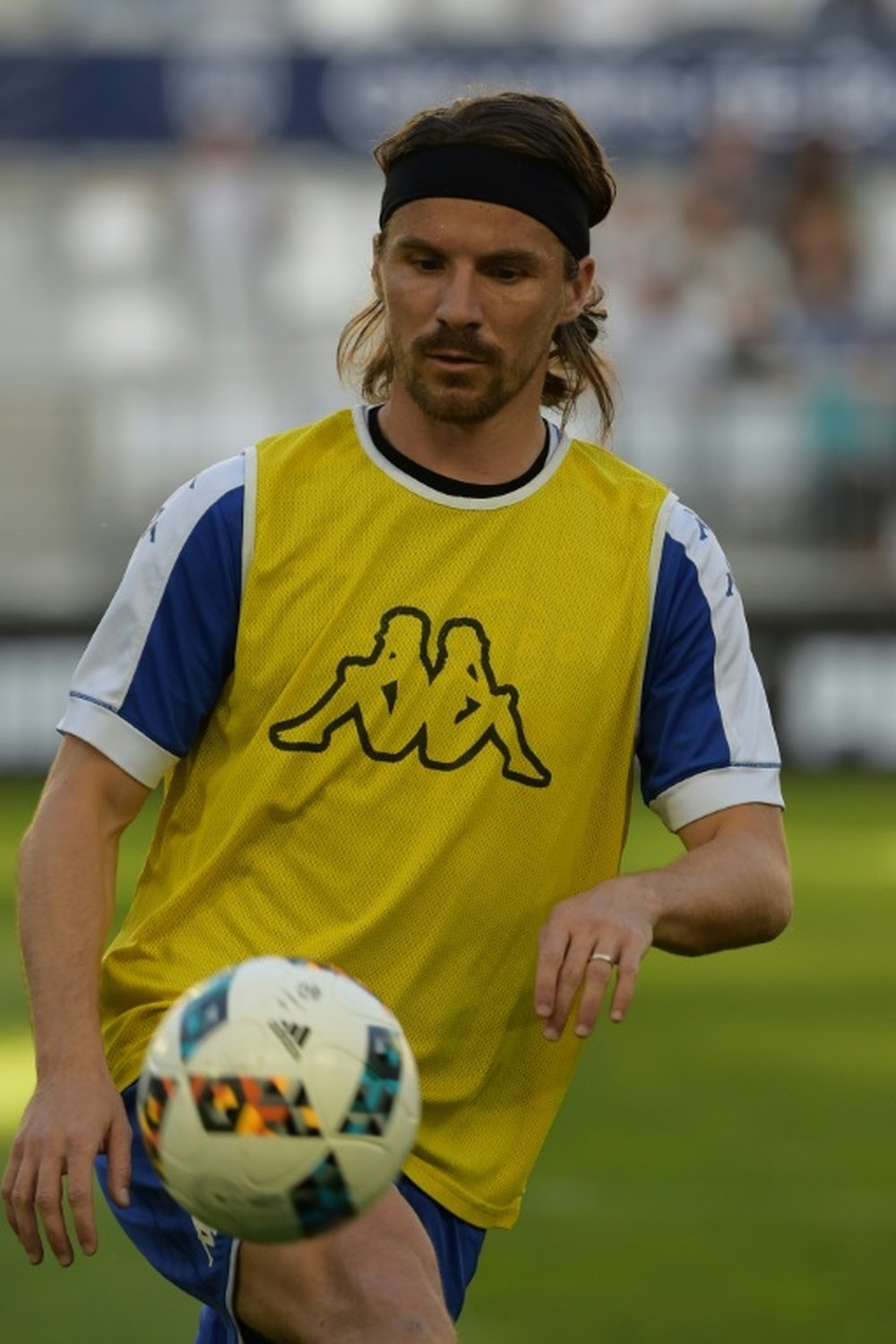 Le milieu de Bastia Yannick Cahuzac contrôle le ballon à l'échauffement. AFP
