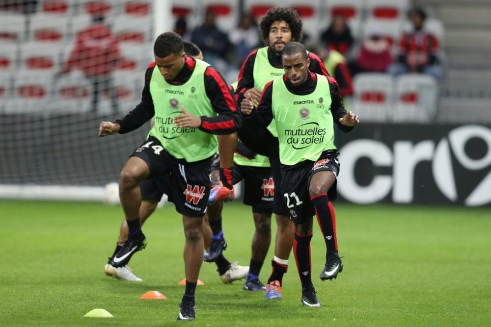 Les joueurs de Nice participent à un échauffement avant d'affronter Toulouse. AFP