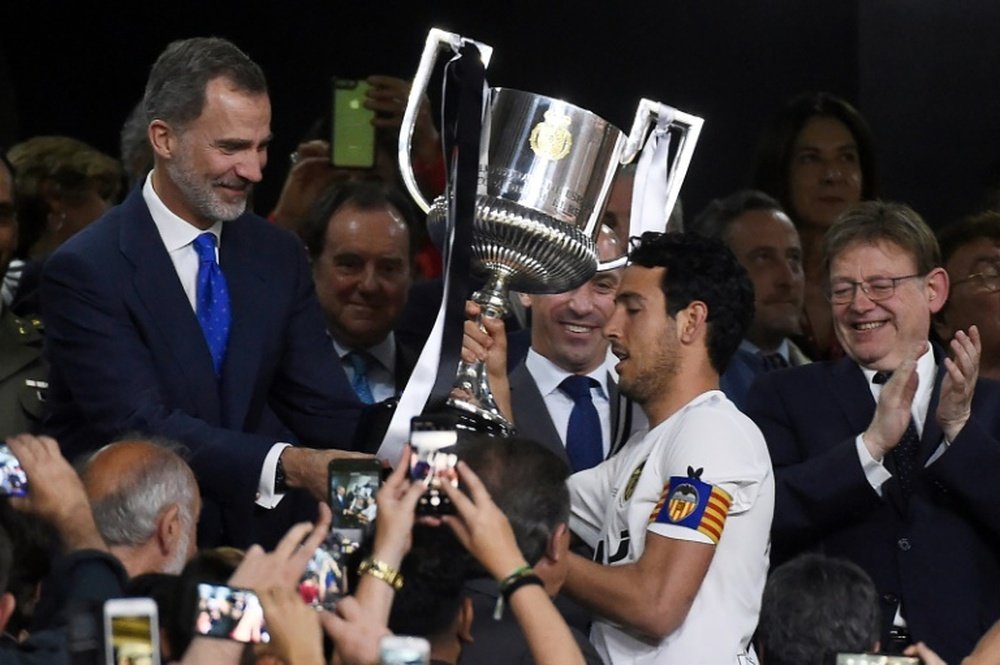 Parejo levantó el título de Copa del Rey. EFE