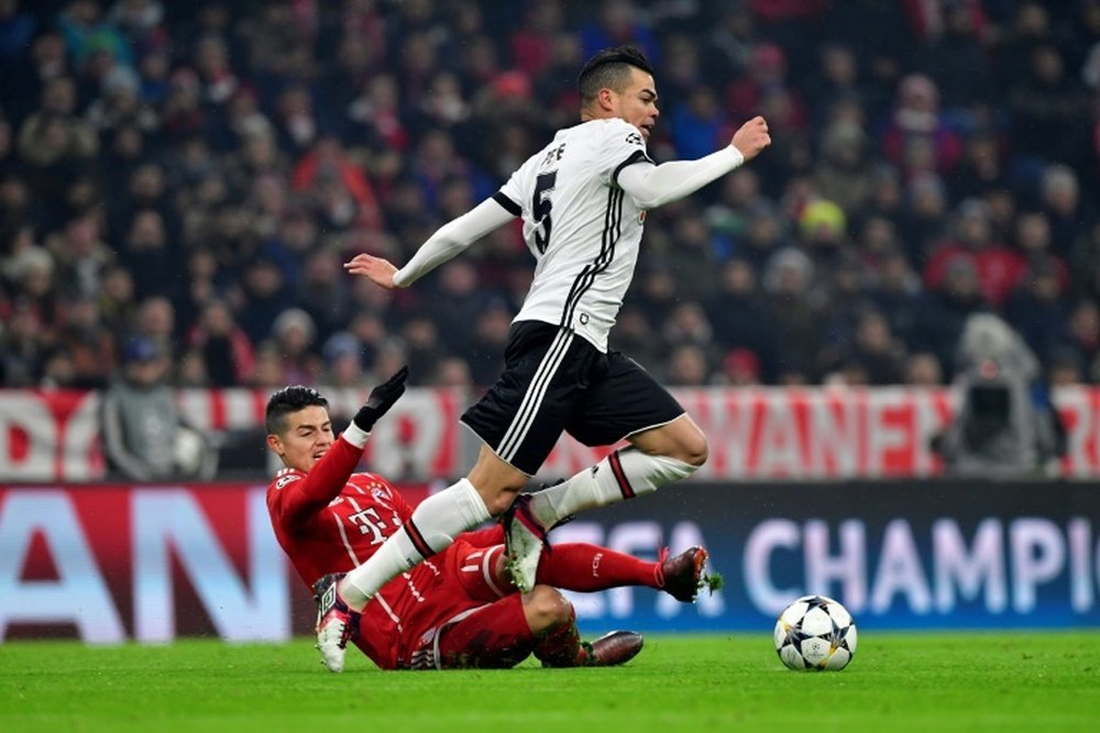 Le milieu bavarois James Rodriguez tente de tacler Pepe, le capitaine de Besiktas. Goal