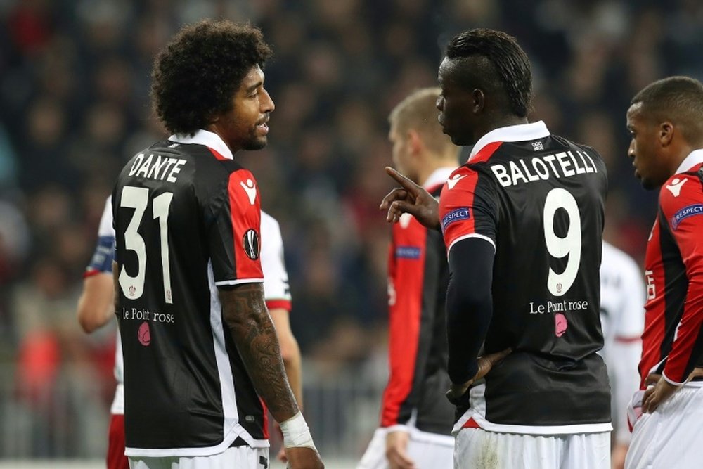Les joueurs de Nice Dante et Mario Balotelli lors dun match contre Zulte Waregem. AFP