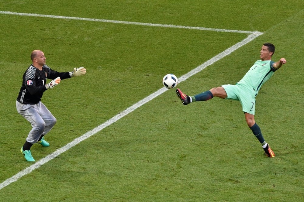 Le gardien hongrois Gabor Kiraly tente d'arrêter une frappe de Cristiano Ronaldo lors de l'Euro. AFP