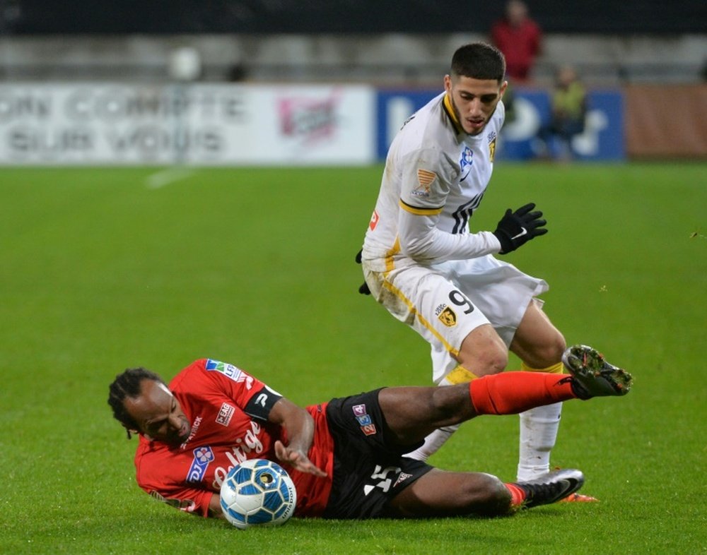 L'attaquant lillois Yassine Benzia à la lutte avec Jérémy Sorbon de Guingamp en Coupe de France. AFP